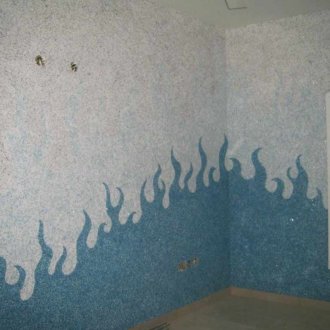 Σχεδιάζοντας σε μπλε υγρή ταπετσαρία