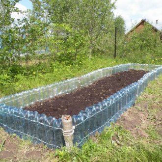 Łóżko z plastikowych butelek
