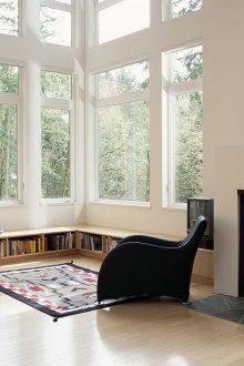 Γωνιακό μεγάλο παράθυρο στο σαλόνι του σκανδιναβικού στυλ