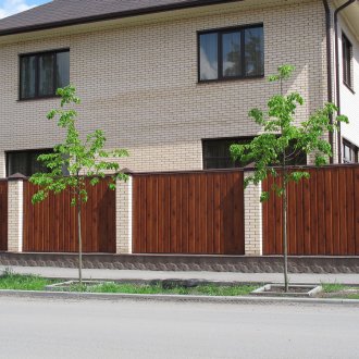 Λευκός καναπές σε ξύλινο πλαίσιο