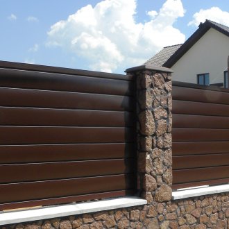 Φράχτη με πέτρινους πυλώνες