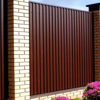 Κυματοειδής φράχτης με πέτρες από τούβλα