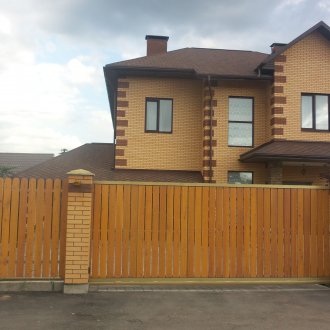 Μπροστινά πλαίσια κάτω από τούβλο τούβλο