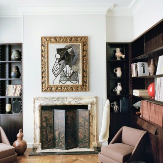 Λευκή πόρτα στο σαλόνι