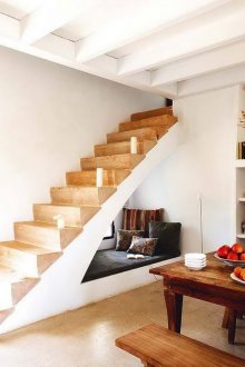 Χώρος ανάγνωσης κάτω από τις σκάλες