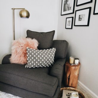 Πολυθρόνα στη γωνία για ανάγνωση