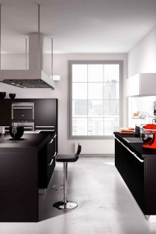 Μαύρη και άσπρη κουζίνα με κόκκινες προθέσεις