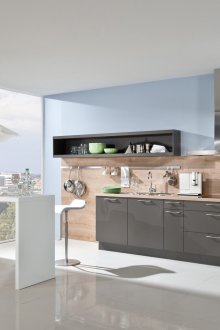 Κουζίνα με μπλε τοίχους και ξύλινη επένδυση