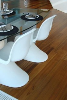 Αδιάβροχο laminate στην τραπεζαρία