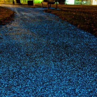 Φωτεινό πέτρινο μονοπάτι