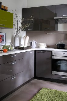 Λευκή και γκρίζα κουζίνα με πράσινες προθέσεις