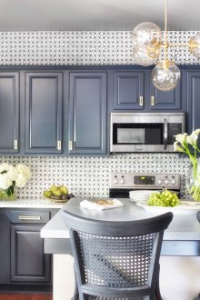 Μοντέρνα, άνετη κουζίνα με λευκούς και γκρι τόνους