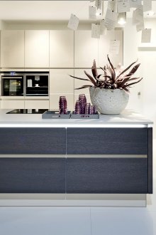 Μεγάλη μοντέρνα κουζίνα σε μαύρο και άσπρο