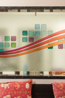 Γυάλινο χώρισμα μεταξύ της κουζίνας και της κρεβατοκάμαρας