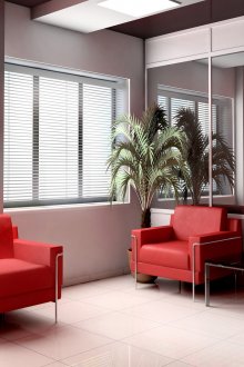 Φωτεινές περσίδες στο δωμάτιο