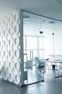 Οι γυάλινες πόρτες και τοίχοι σίγουρα βοηθούν να διευρύνουν τα δωμάτια