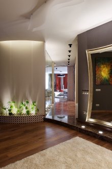 Καθρέπτες και φώτα αυξάνουν οπτικά το διάδρομο