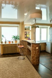 Μια αντανακλαστική οροφή τέντωμα θα αντικατοπτρίζει επίσης το φως, καθιστώντας το δωμάτιο μεγαλύτερο