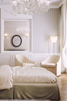 Φωτεινά πάνελ και κάθετες λωρίδες ενισχύουν την κρεβατοκάμαρα.