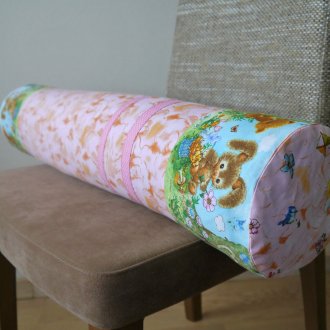 Συνοδεύει ταπετσαρίες στο φυτώριο