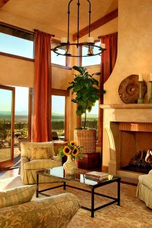 Μπορντό κουρτίνες σε στυλ τουρκικής στυλ στο σαλόνι