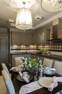 Κλασική κουζίνα σε γκρι τόνους