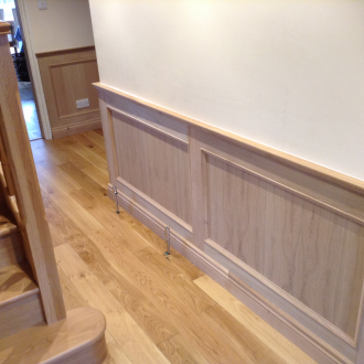 Ξύλινη επένδυση στο διάδρομο