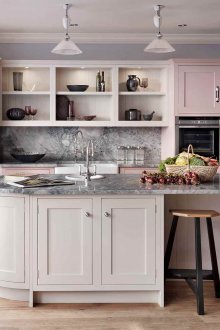 Ροζ και γκρι κουζίνα