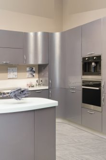 Μονάδα κουζίνας με γκρίζα πρόσοψη