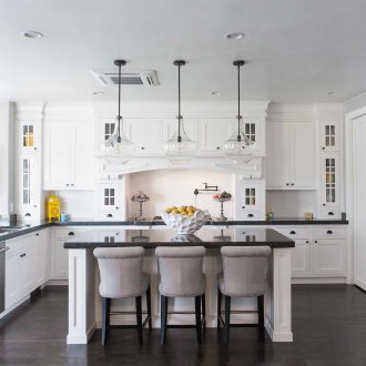 Κουζίνα με γκρίζο πάγκο και έπιπλα