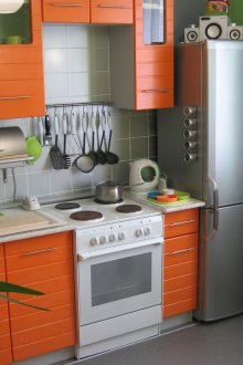 Γκρίζα-πορτοκαλί μικρή κουζίνα