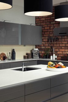 Γκρίζα και λευκή κουζίνα από τοίχο από τούβλα