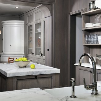 Γκρίζα κουζίνα με μαρμάρινα πάγκους.