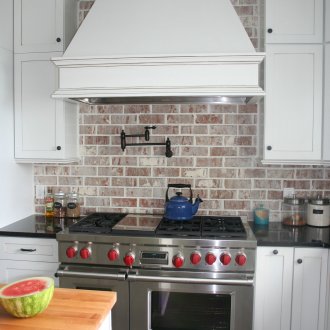 Κουζίνα με γκρίζο πάγκο και συσκευές