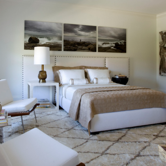 Ασπρόμαυρη φωτογραφία στο εσωτερικό του υπνοδωματίου