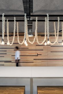 Κρεμαστά λαμπάδες σε διακοσμητικό σχοινί