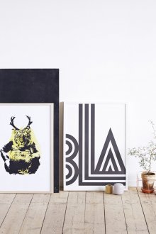 Ασυνήθιστες αφίσες σε φωτεινό εσωτερικό χώρο