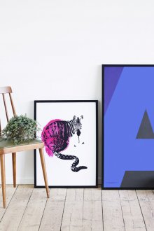 Bright αφίσες σε ένα φωτεινό εσωτερικό