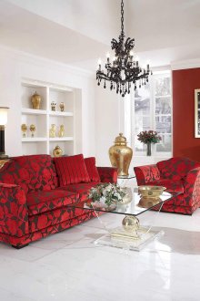 Μεγάλες αφίσες σε ένα φωτεινό κλασικό εσωτερικό