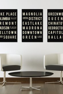 Τρεις αφίσες με κείμενο σε ένα ασπρόμαυρο ευρύχωρο εσωτερικό