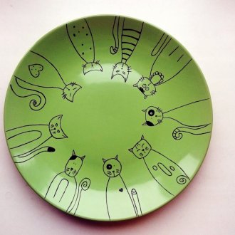 Εικόνα των γατών σε ένα πιάτο