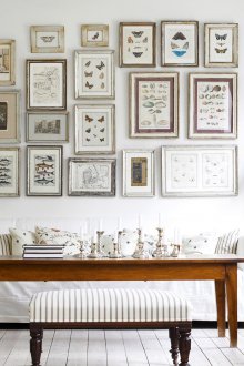 Αρμονική διάταξη εικόνων στον τοίχο στο σαλόνι