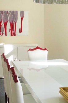 Φωτεινή εικόνα στο μπεζ τοίχο της τραπεζαρίας