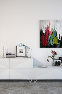 Φωτεινή εικόνα σε λευκό τοίχο