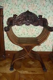 Σκαλιστό καρέκλα στο ύφος του Μεσαίωνα