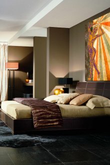 Φωτεινή εικόνα στον καφέ τοίχο της κρεβατοκάμαρας