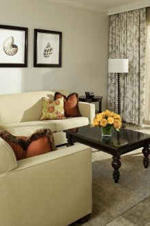 Όμορφη τοποθέτηση των έργων ζωγραφικής στον τοίχο στο σαλόνι