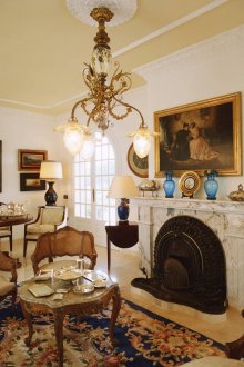 Εικόνες σε ένα κλασικό εσωτερικό