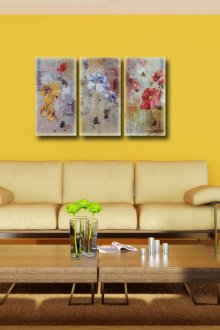 Τρίπτυχο στον κίτρινο τοίχο του καθιστικού