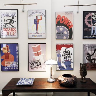 Παλιές αφίσες μουσικής και θεάτρου στο εσωτερικό